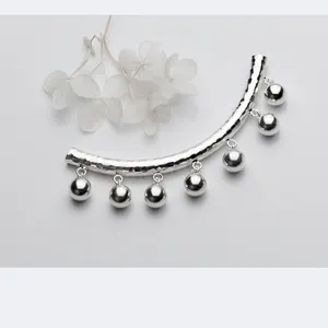 Pendente a tubo curvo in argento sterling S925 martellato con sette campanellini pendenti