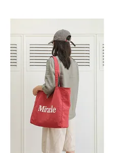 Bolso tote grande de nailon rojo con letras blancas, vista trasera en estilo casual de diario