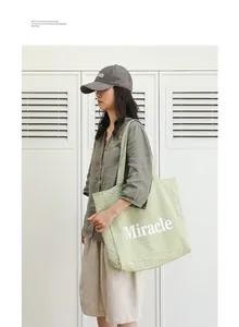 Foto de estilo de vida de una modelo con un bolso tote de cuadros verde claro y estampado Miracle.