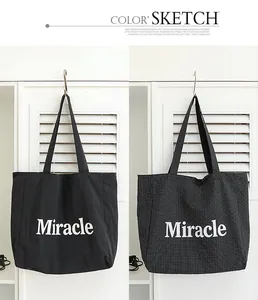 Comparación detallada de bolsos tote negros y a cuadros con el estampado de Miracle