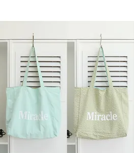 Detalle de bolso tote de nailon japonés con estampado Miracle en menta y salvia