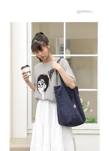 Vista detallada de un bolso tote de nailon azul marino para mujer con logotipo minimalista