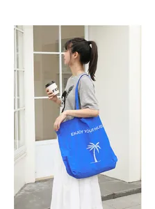 Lässige blaue Nylon-Einkaufstasche mit Palmenprint und Enjoy Your Holiday Text
