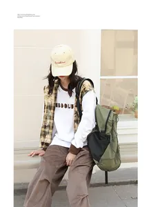 Mochila ligera de nylon verde con bolsillos de malla para actividades al aire libre