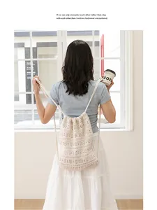 Mochila estética de algodón de punto beige con un elegante diseño de ganchillo calado