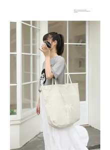 Lässige Nylon-Einkaufstasche im japanischen Stil mit Palmenmuster im Café