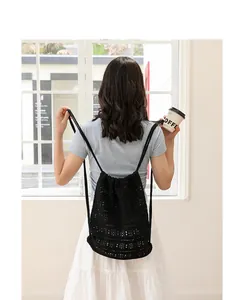 Vista trasera de una mochila casual de punto negro con diseño de ganchillo calado