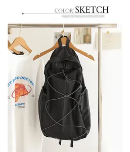 Mochila minimalista de nailon negro con detalle de cordón y bolsillos laterales de malla