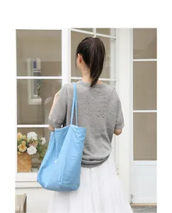 Bolso tote de nailon azul de estilo coreano minimalista mostrado sobre el modelo