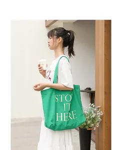 Borsa tote in tela verde con stampa 'STOP IT HERE' per uno stile casual quotidiano