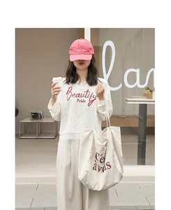Sac cabas décontracté en lin avec imprimé lettre porté par un mannequin