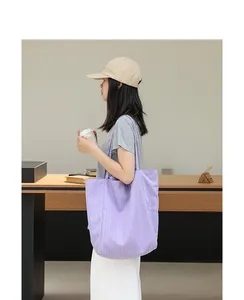 Modelo asiática llevando un bolso tote de nailon con rayas moradas en un estilo moderno