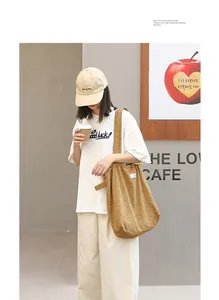 Bolso tote japonés informal de lona marrón con lunares y detalle de cordón en modelo