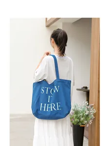 Grande borsa tote in tela blu con stampa di lettere bianche STOW IT HERE da donna