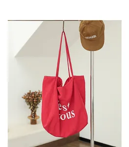 Sac fourre-tout en lin rouge élégant avec impression de lettres blanches suspendu