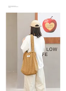 Mujer con un bolso tote de lona con lunares marrones y cordón en un ambiente moderno