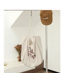 Détail d'un sac cabas en lin minimaliste avec impression de lettres rouge foncé