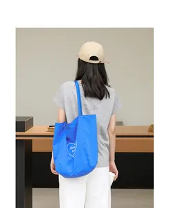 Vista trasera de un bolso tote de nailon azul informal con estampado de corazón