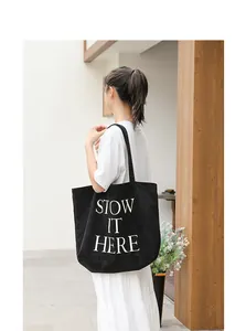 Grande borsa tote in tela nera con stampa di lettere STOW IT HERE bianche da donna