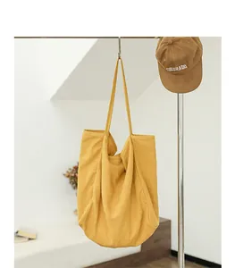 Sac cabas en toile jaune décontracté suspendu dans un cadre de vie très minimaliste
