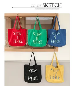 Cinque borse tote in tela colorata casual con la stampa 'STOW IT HERE' in mostra
