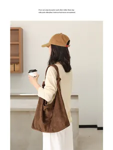 Vista laterale dettagliata di una borsa hobo in camoscio marrone con tracolla annodata