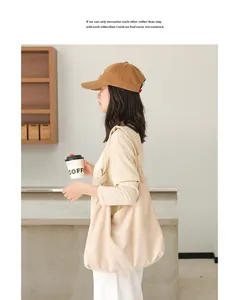 Borsa hobo giapponese casual in pelle scamosciata con nodi per donna in un caffè