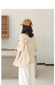 Vista posteriore di una borsa a tracolla annodata minimalista in morbido camoscio beige