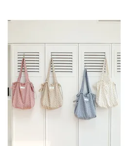 Cuatro colores de bolsos tote de lona con lunares y cordón ajustable