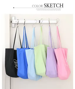 Vista detallada de varios bolsos tote de nailon de colores colgados en prácticos ganchos S.
