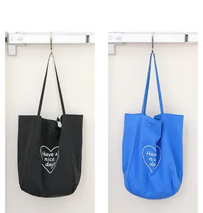 Bolsos de nylon casuales en negro y azul con estampado de corazón y correas largas