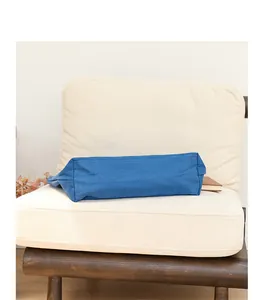 Vista del fondo di una borsa tote in tela blu con cuciture rinforzate.
