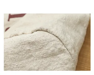 Gros plan détaillé montrant les coutures durables et la texture du lin naturel de ce sac cabas.