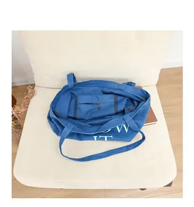 Dettaglio interno della borsa tote in tela blu con tasca con cerniera e capacità