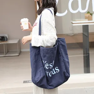 Grand sac cabas en toile bleu marine avec lettrage blanc pour un look décontracté