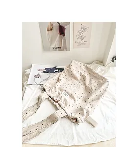 Foto de un bolso tote de lona de estilo japonés con diseño de lunares y cordón ajustable