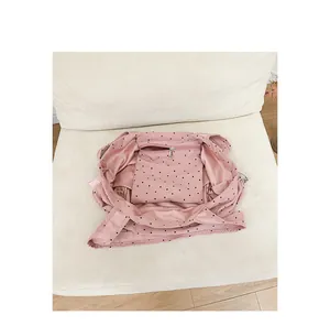 Detalle interior del bolso tote de lona con lunares rosas y bolsillo con cremallera