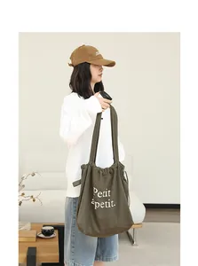 Bolso tote de algodón y lino verde oliva con cordón y estampado Petit apetit chic.