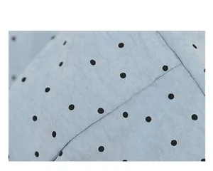 Primer plano macro que muestra la textura de la tela de lona azul con lunares negros