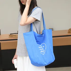 Bolso tote azul de nailon con estampado de corazón "Have a nice day"