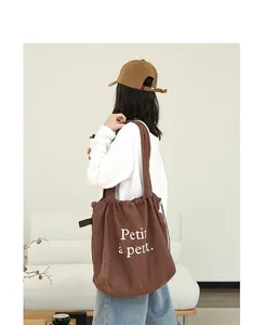 Bolso tote informal de algodón y lino marrón con cordón e impresión de letras blancas