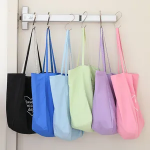 Bolsos de mano de nailon multicolor con estampados de corazones en un estante plateado