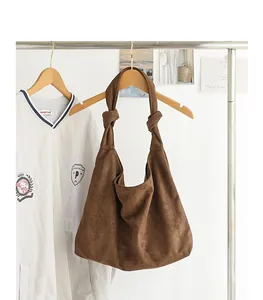 Borsa tote minimalista in pelle scamosciata marrone con tracolla decorativa con nodo