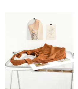 Vista dettagliata della borsa hobo in pelle scamosciata marrone con nodo