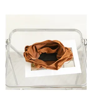 Vista interna di una borsa a tracolla in camoscio marrone con eleganti dettagli a nodo