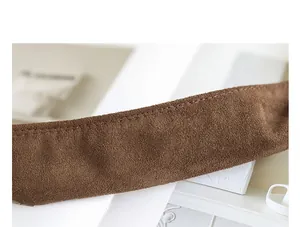 Dettaglio macro del materiale in finto camoscio marrone di alta qualità e cuciture