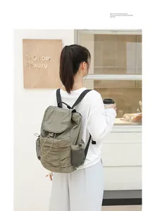 Mochila informal de nailon caqui con solapa plisada y cordón de ajuste en el modelo