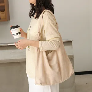 Borsa hobo capiente in finto camoscio minimalista con elegante tracolla a nodo beige