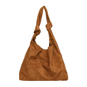 Borsa hobo in finta pelle scamosciata marrone con spalline annodate e ampia capacità per ogni giorno