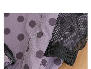 Detalle de cerca de la tela de nailon ripstop morada con lunares y malla negra en una mochila